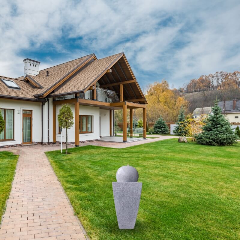 Dekorační fontána v kamenném a elegantním stylu